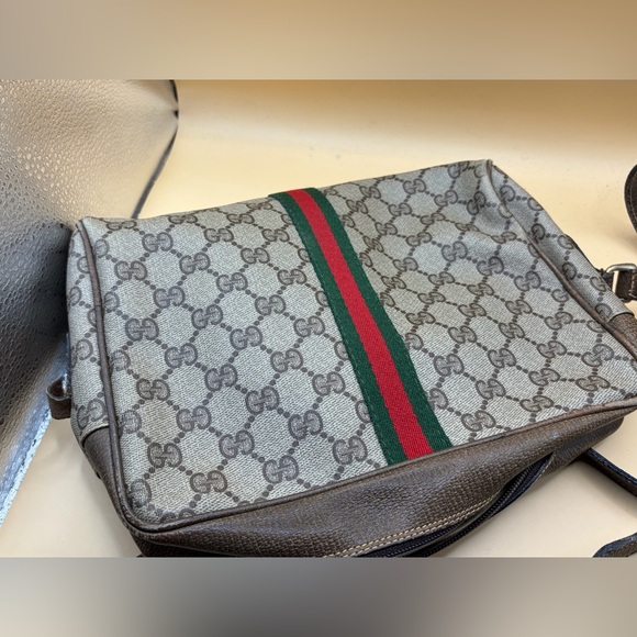 GUCCI SHOULDER BAG (BROKEN STRAP, RUBBING) - Picture 4 of 9